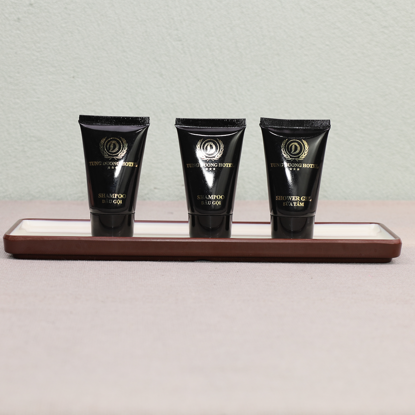 East West Star Hotel 25 ml Glossy Flexible Hose Travel Toiletries Kit Lavish Quality Gold Foil Custom Logo Hotel Amenities Set - الصورة 2