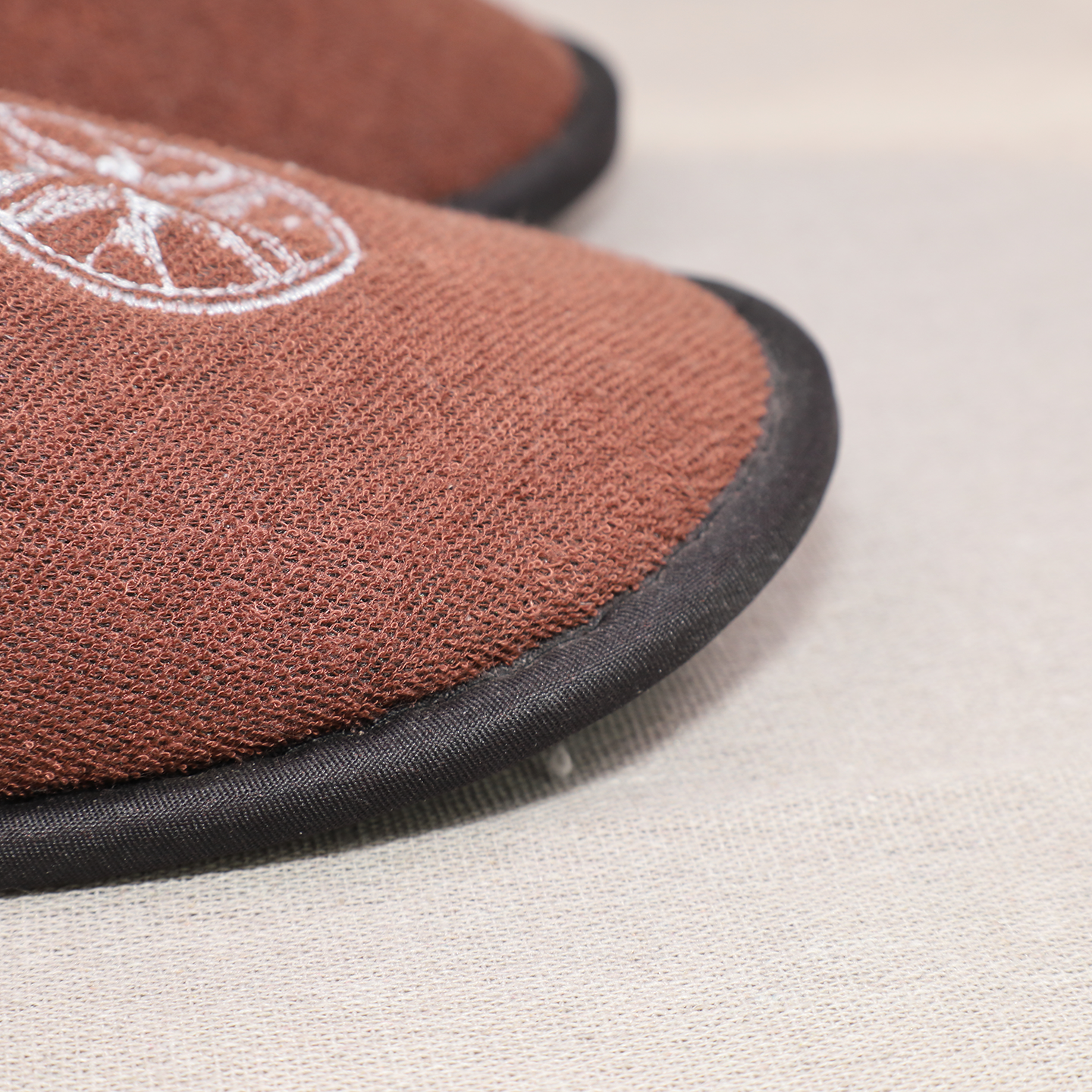 Custom Hotel Amenities Simple Design Home Hotel Room Luxury Cotton Velour Open Close Toe Disposable Spa Slippers with Logo - Imagem 5