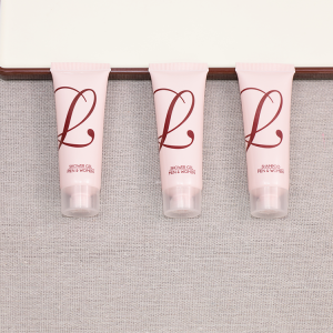 Custom Hotel Shower Hose Set with Shampoo Gel for Travel with Personalized Logo Brand Amenities Quality Bathroom Accessory