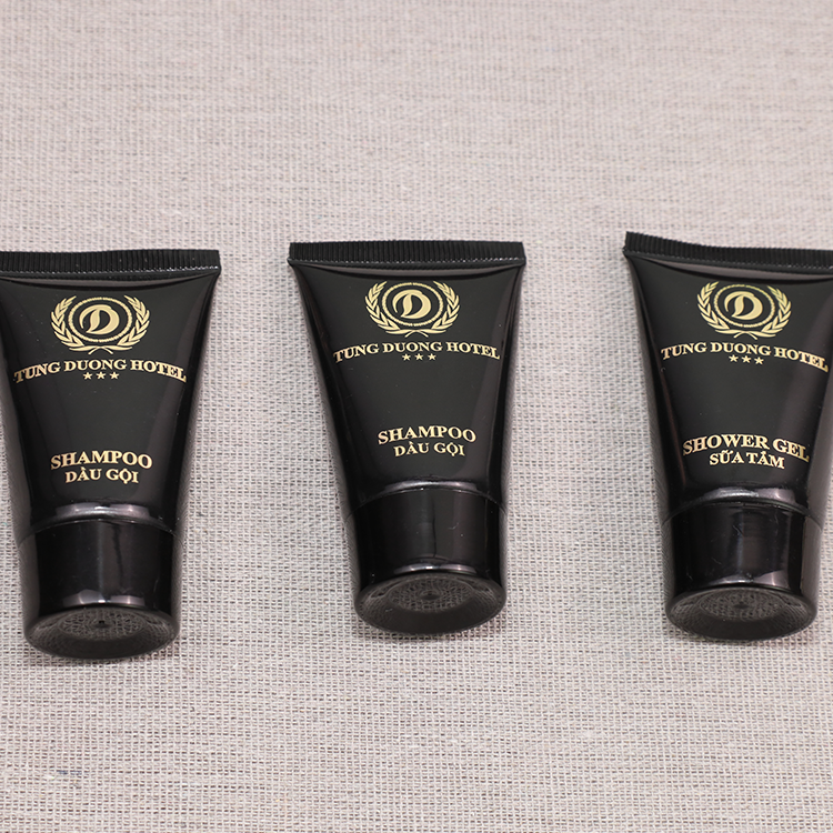 East West Star Hotel 25 ml Glossy Flexible Hose Travel Toiletries Kit Lavish Quality Gold Foil Custom Logo Hotel Amenities Set - الصورة 3