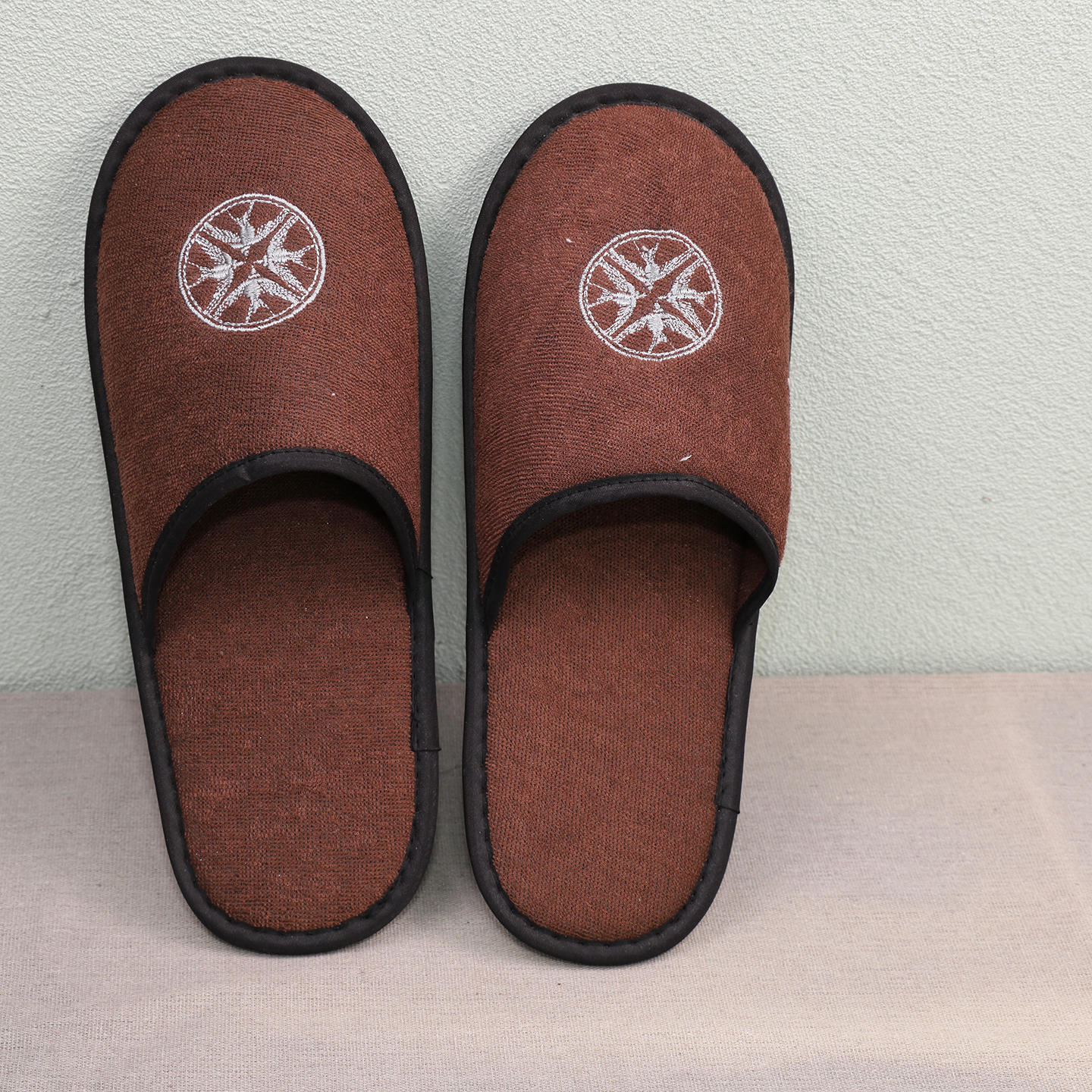 Custom Hotel Amenities Simple Design Home Hotel Room Luxury Cotton Velour Open Close Toe Disposable Spa Slippers with Logo - Imagem 2