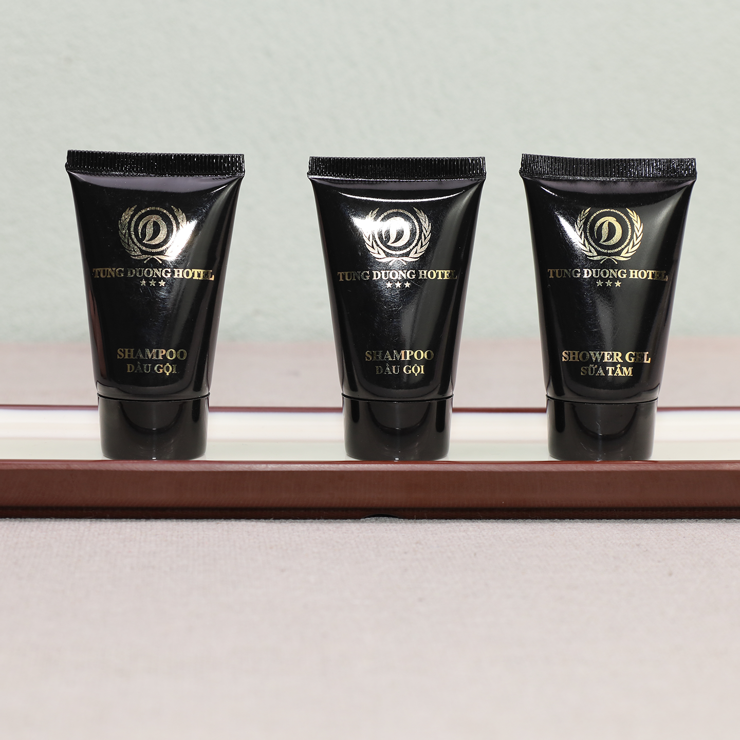 East West Star Hotel 25 ml Glossy Flexible Hose Travel Toiletries Kit Lavish Quality Gold Foil Custom Logo Hotel Amenities Set