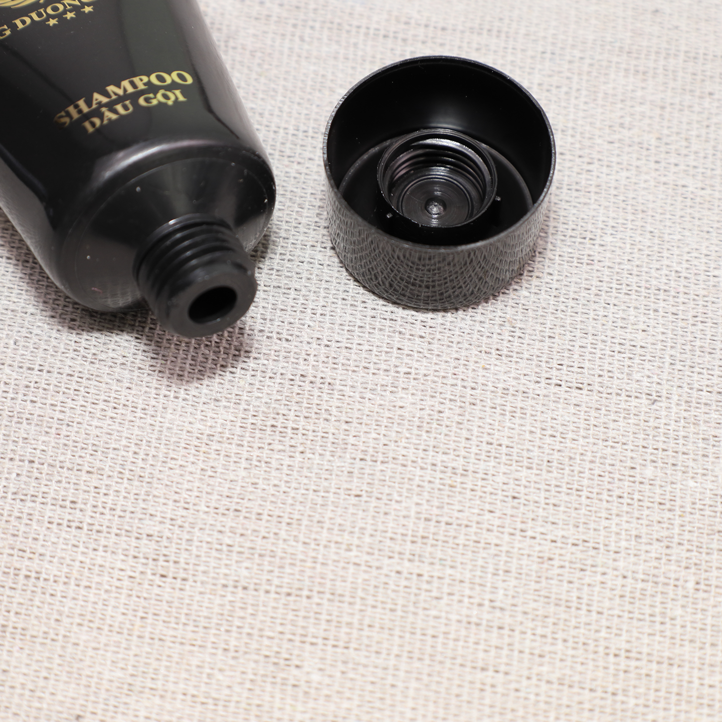 East West Star Hotel 25 ml Glossy Flexible Hose Travel Toiletries Kit Lavish Quality Gold Foil Custom Logo Hotel Amenities Set - الصورة 5