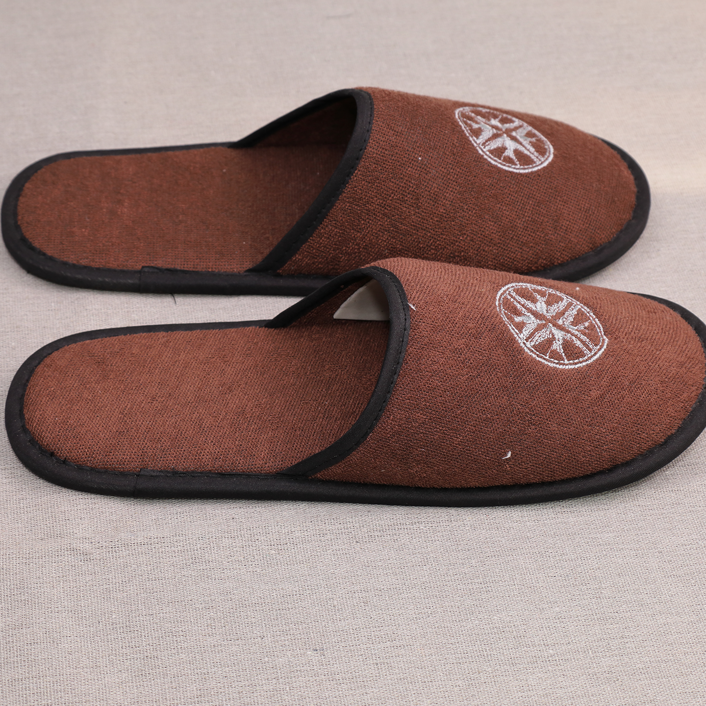 Custom Hotel Amenities Simple Design Home Hotel Room Luxury Cotton Velour Open Close Toe Disposable Spa Slippers with Logo - Imagem 4