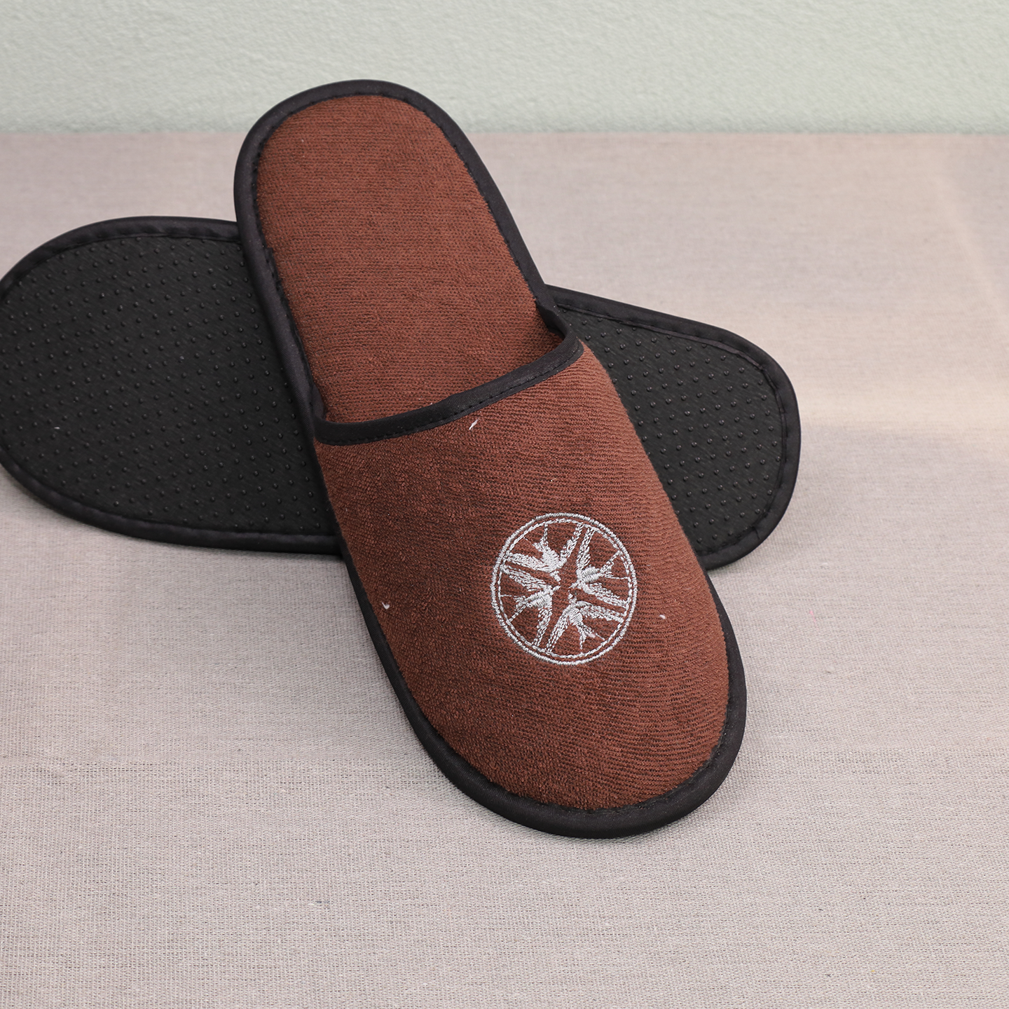 Custom Hotel Amenities Simple Design Home Hotel Room Luxury Cotton Velour Open Close Toe Disposable Spa Slippers with Logo - Imagem 3