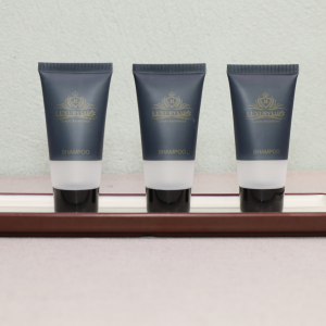 Ready-to-Ship Eco-Friendly Disposable Hotel Amenity Set Label-Free Simple Design with Plastic Shampoo Conditioner Body Wash